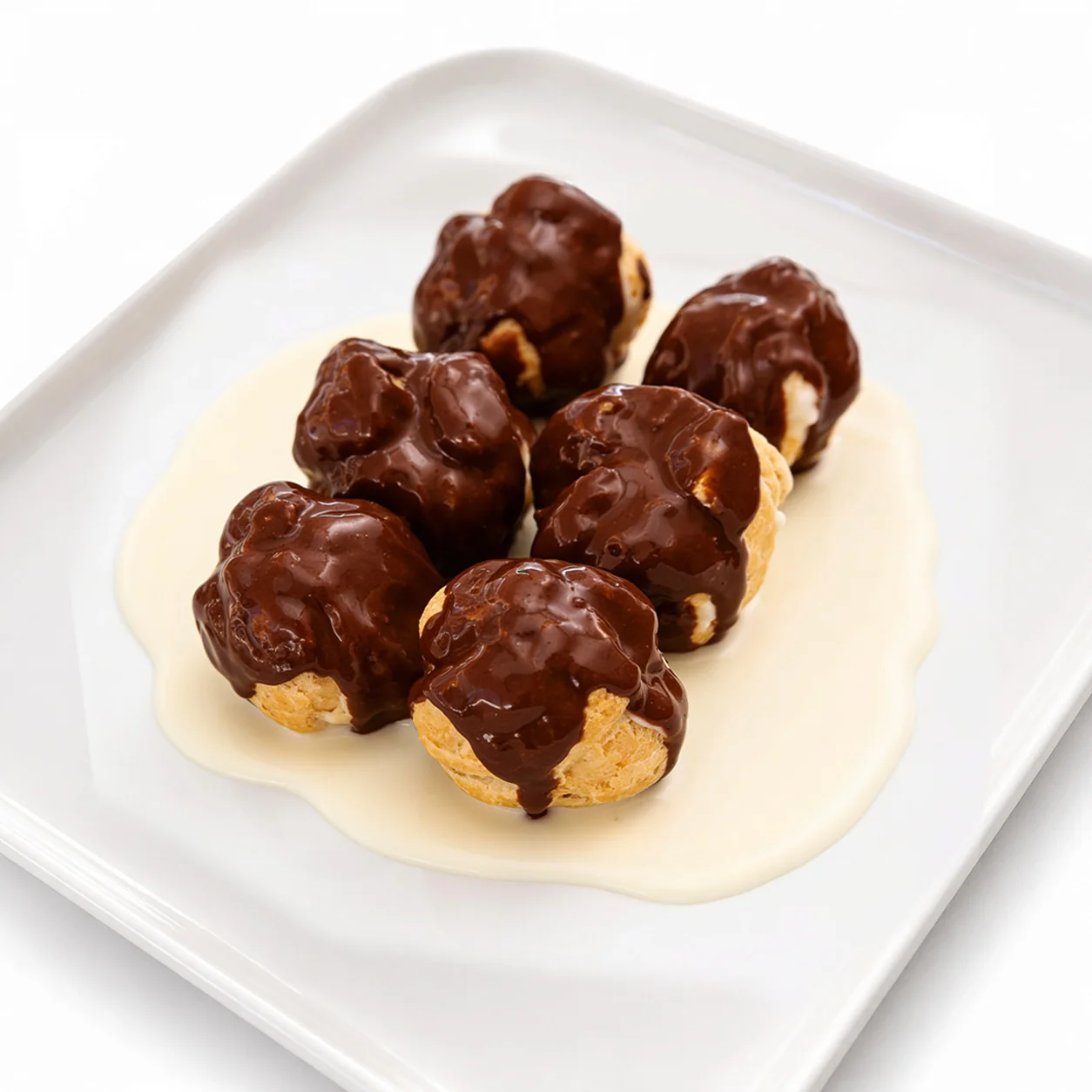 Bitter çikolatalı profiterol sunumu
